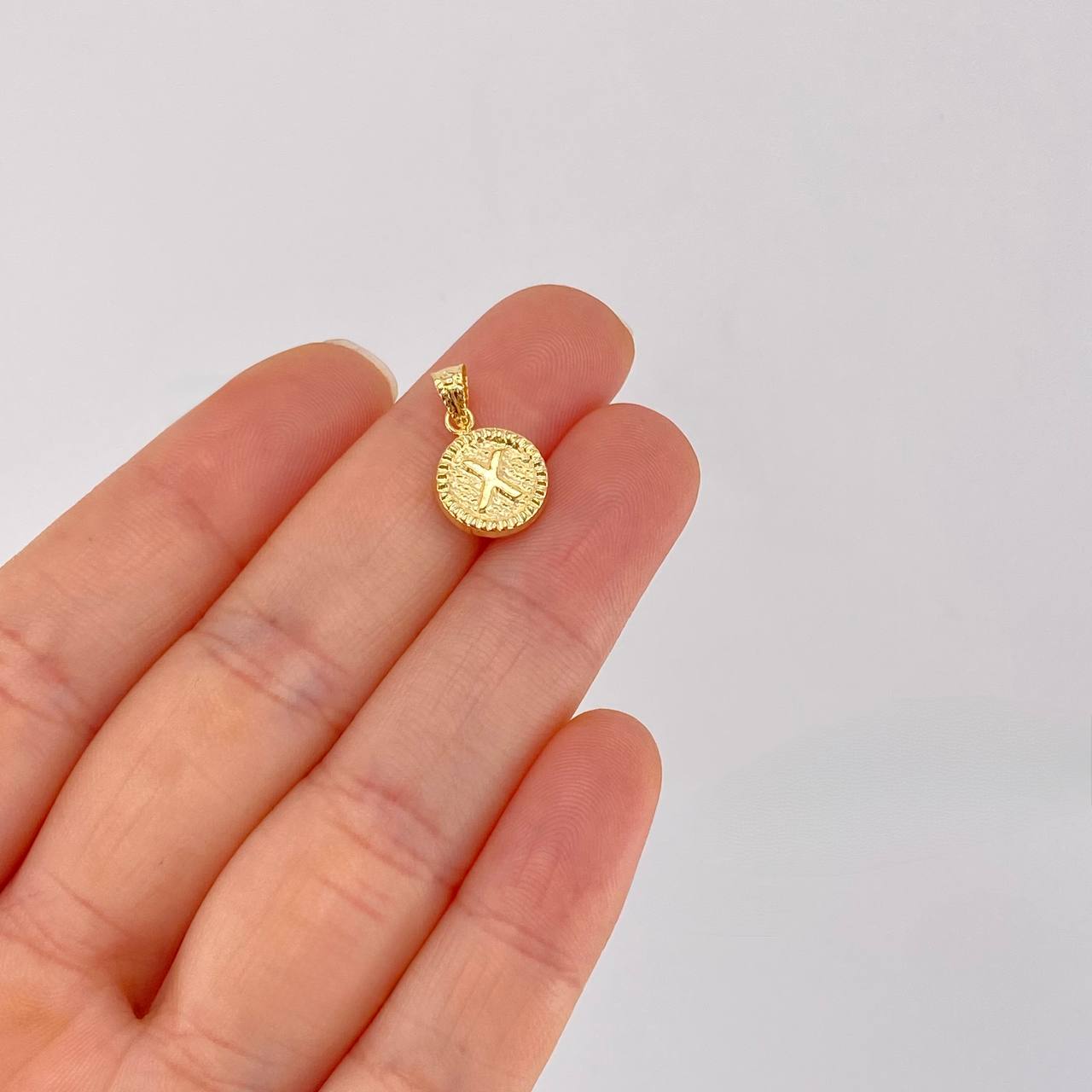 Dije Letra X Marco Bordeado 0.55g / 1.7cm Oro Amarillo 18K