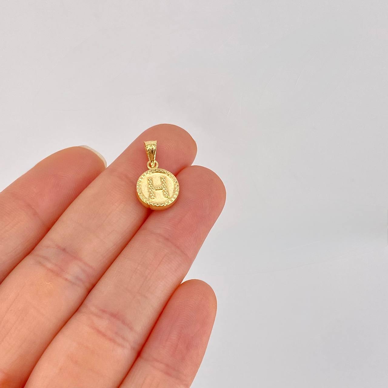 Dije Letra H Doble Textura 0.6g / 1.7cm Oro Amarillo 18K