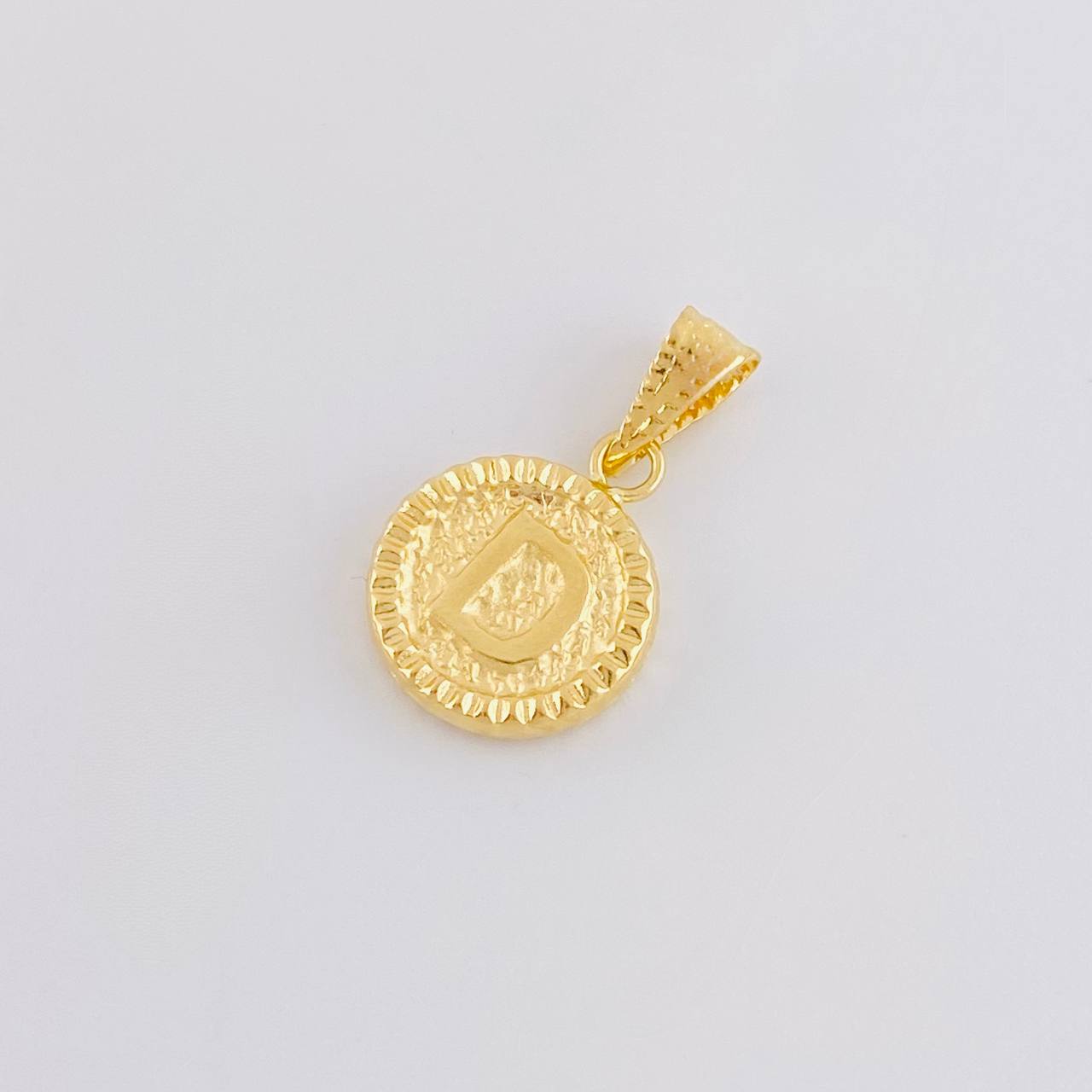 Dije Letra D Marco Bordeado 0.55g / 1.7cm Oro Amarillo 18K