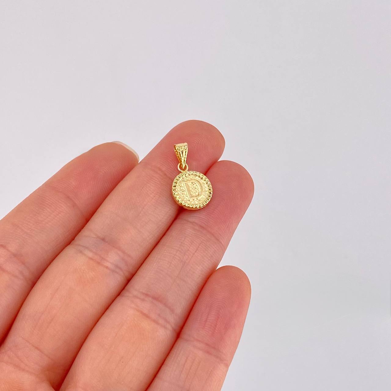 Dije Letra D Marco Bordeado 0.55g / 1.7cm Oro Amarillo 18K