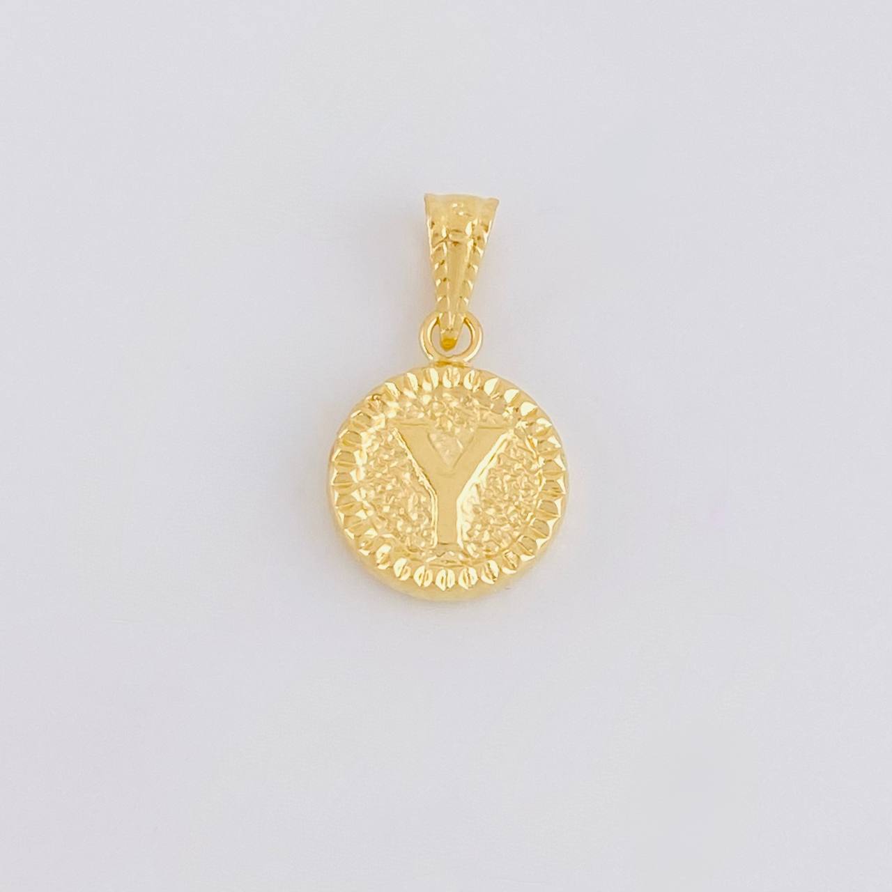 Dije Letra y Marco Bordeado 0.6g / 1.7cm Oro Amarillo 18K