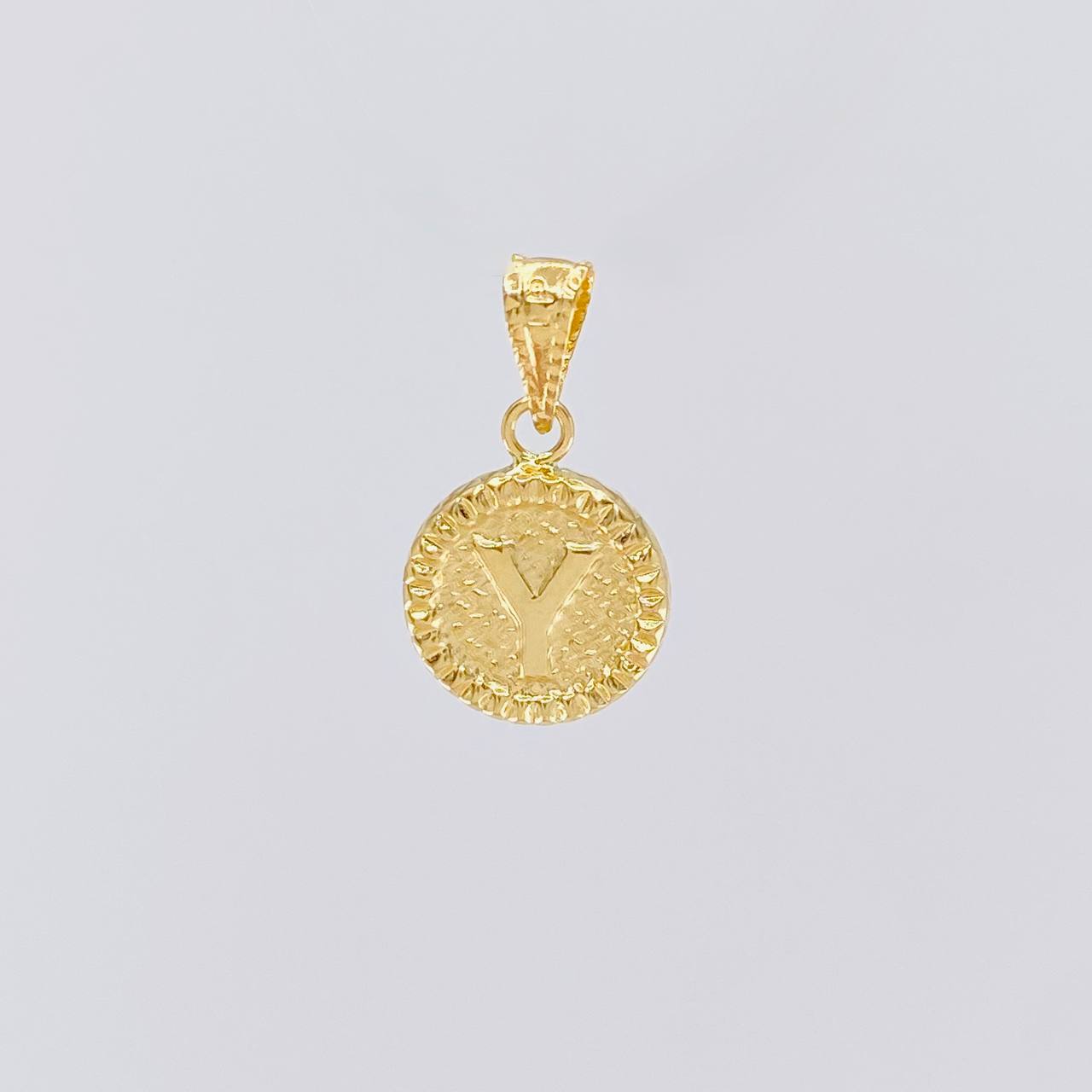 Dije Letra y Marco Bordeado 0.6g / 1.7cm Oro Amarillo 18K