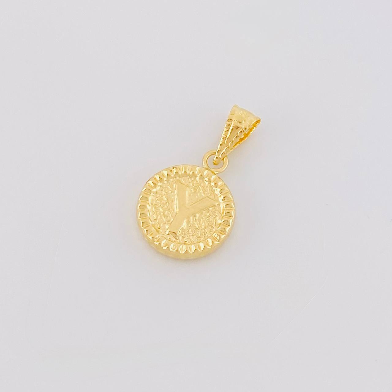 Dije Letra y Marco Bordeado 0.6g / 1.7cm Oro Amarillo 18K
