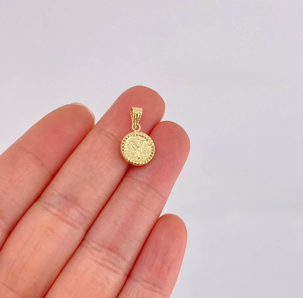 Dije Letra y Marco Bordeado 0.6g / 1.7cm Oro Amarillo 18K