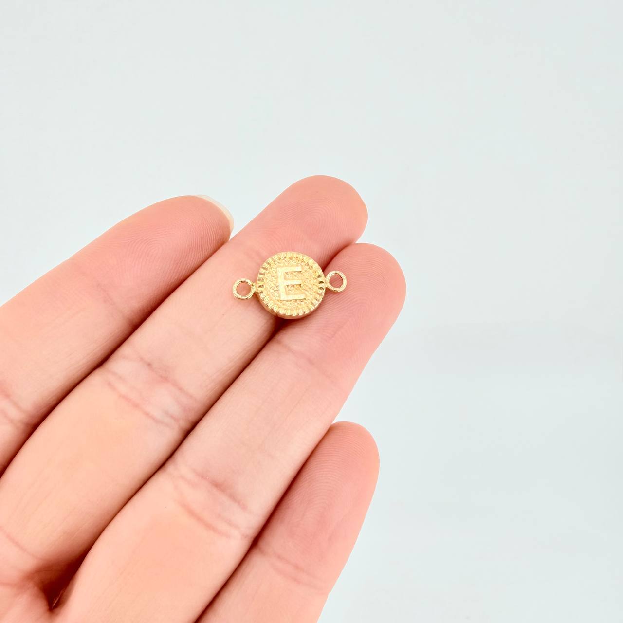 Herraje Letra E Marco Bordeado 0.55g / 1.7cm Oro Amarillo 18K