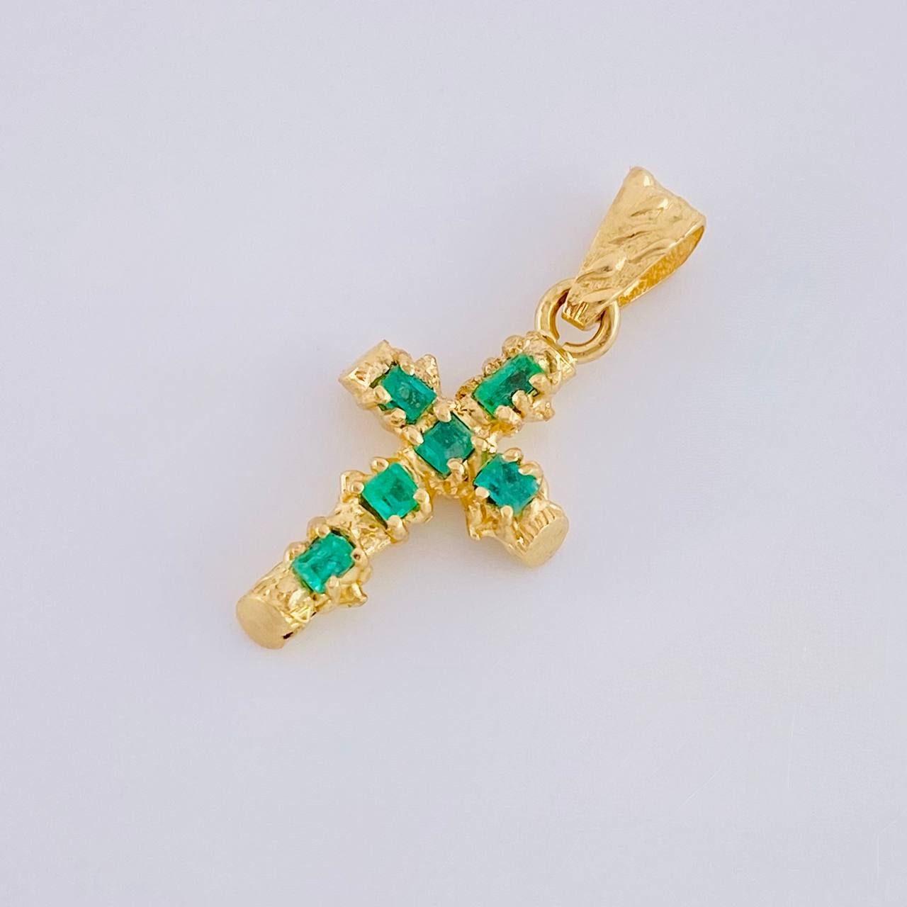 Dije Cruz Tronco Esmeraldas 80Pts 1.7 g / 3.2 cm Oro Amarillo 18K