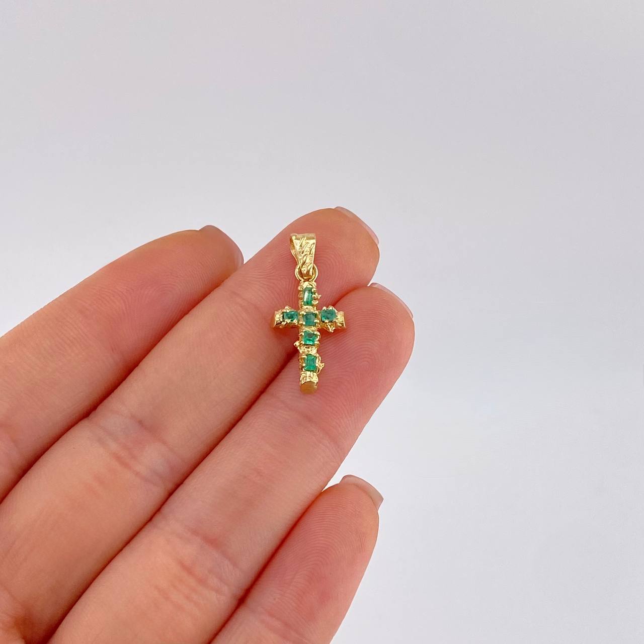 Dije Cruz Tronco Esmeraldas 80Pts 1.8 g / 3.3 cm Oro Amarillo 18K
