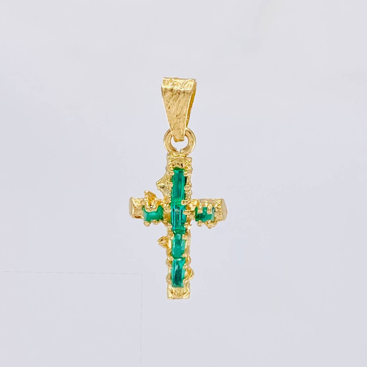 Dije Cruz Tronco Esmeraldas 40 Pts 1 g / 2.3 cm Oro Amarillo 18K