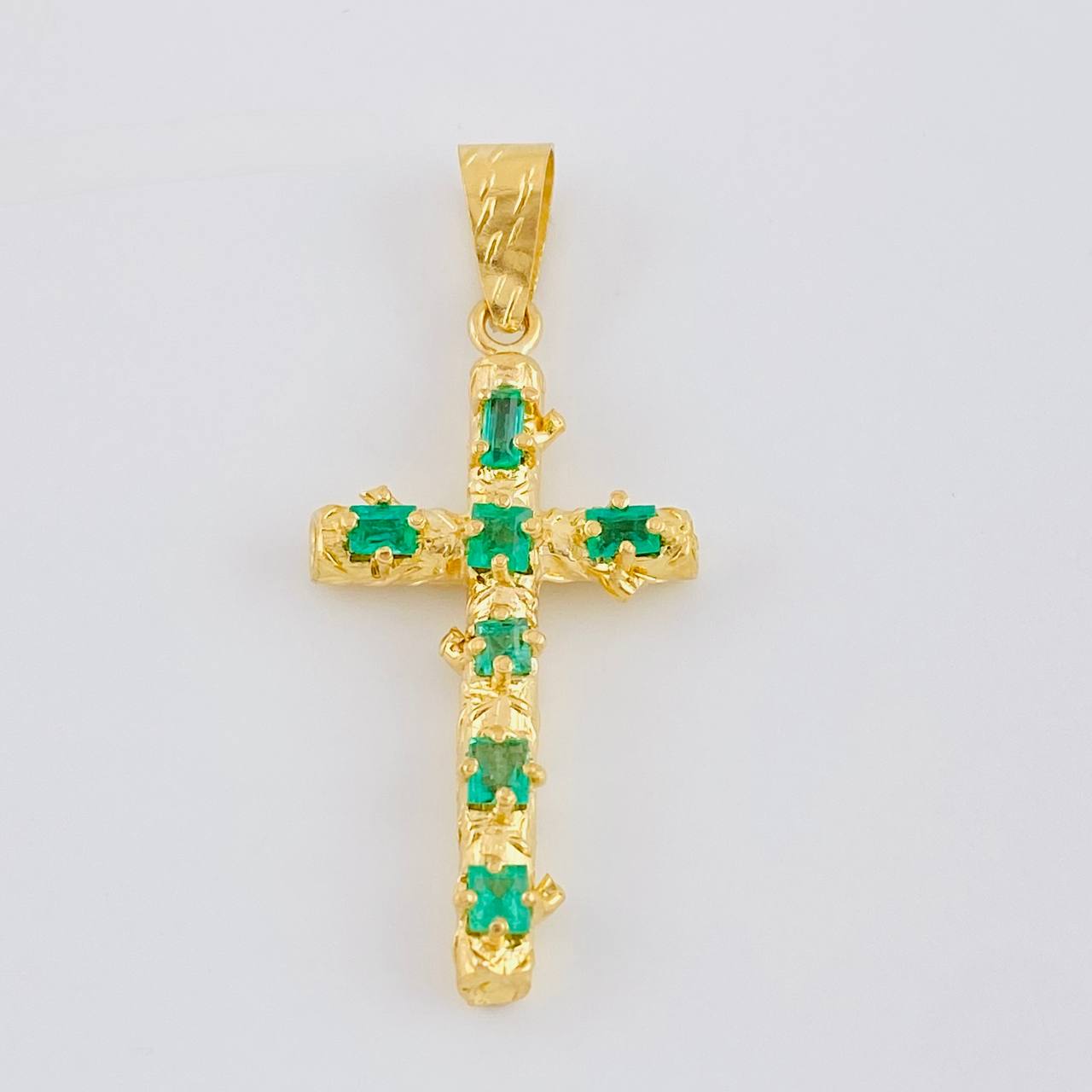 Dije Cruz Tronco Esmeraldas 5,10 Qts 6.6 g / 6.2 cm Oro Amarillo 18K