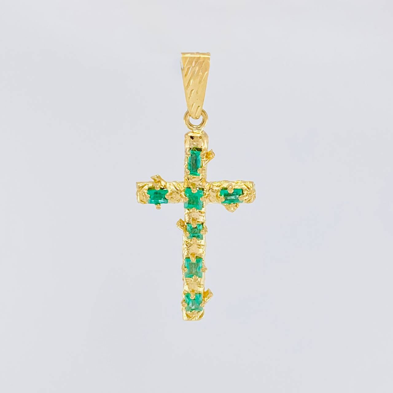 Dije Cruz Tronco Puntas Planas Esmeralda 1,8 Qts 2.85 g / 4 cm Oro Amarillo 18K