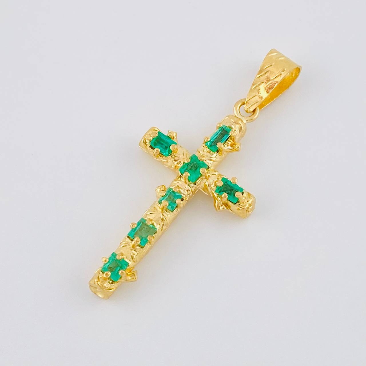 Dije Cruz Tronco Puntas Planas Esmeralda 1,8 Qts 2.85 g / 4 cm Oro Amarillo 18K