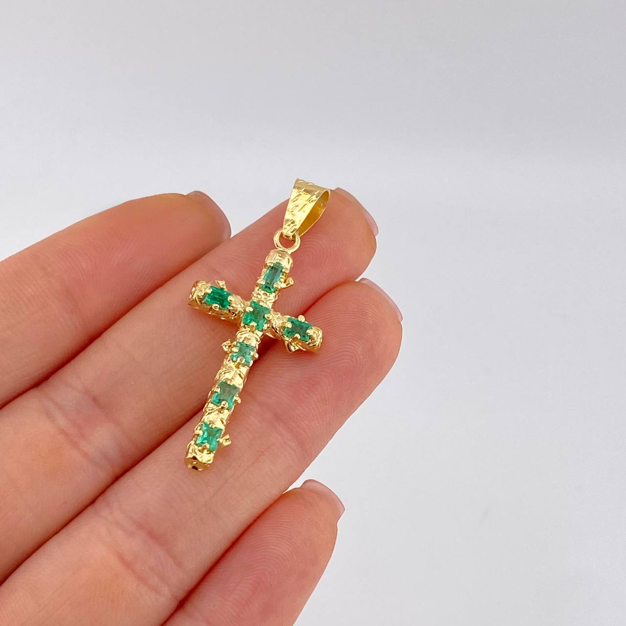Dije Cruz Tronco Puntas Planas Esmeralda 1,8 Qts 2.85 g / 4 cm Oro Amarillo 18K
