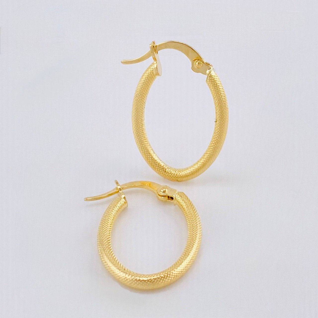 Candongas Cloe Escamada 1.3gr / 2.3cm / Oro Amarillo 18K ©