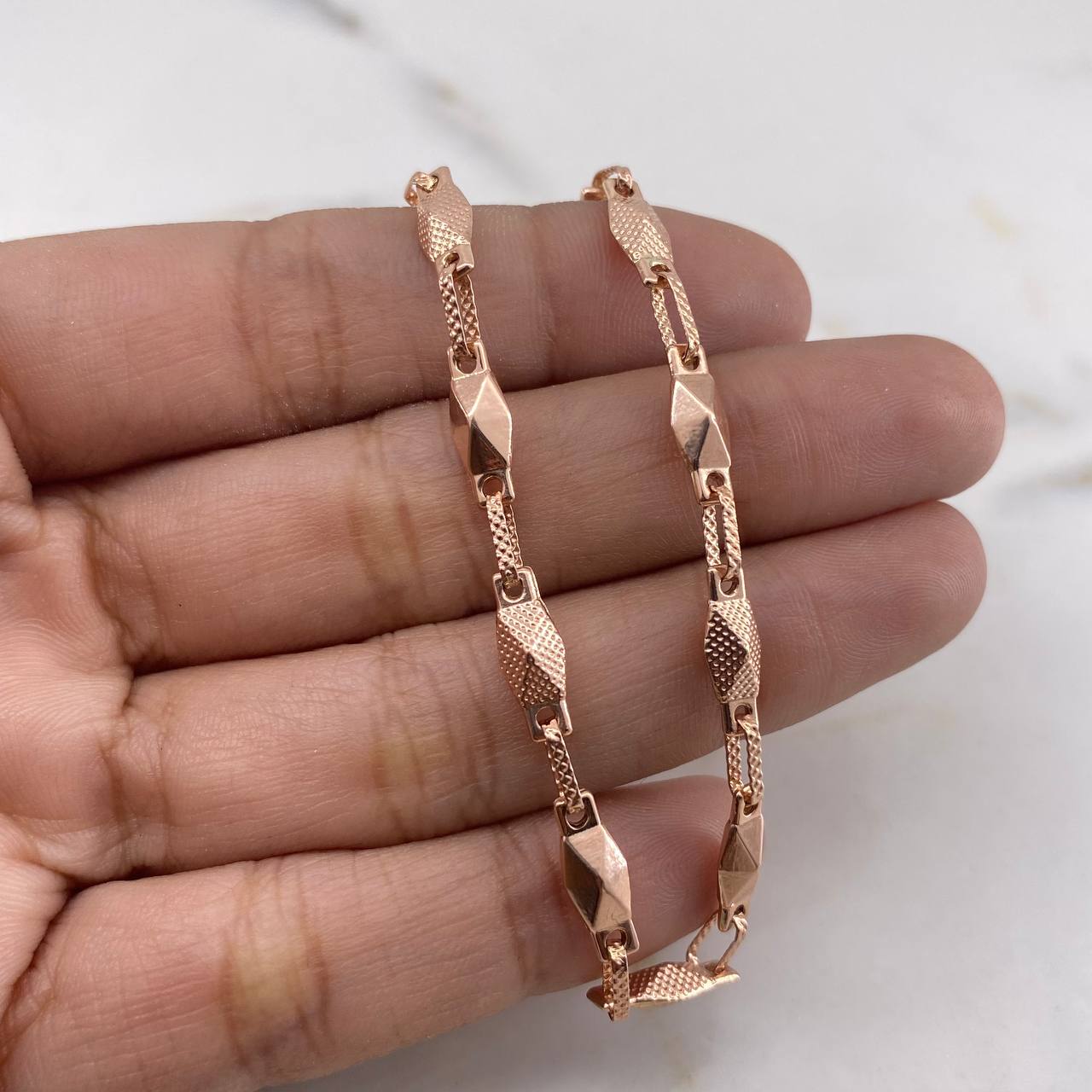 Cadena Rustica Piramide 11.55gr / 60.5cm / 4.7mm Punteada Oro Rosa 18K $