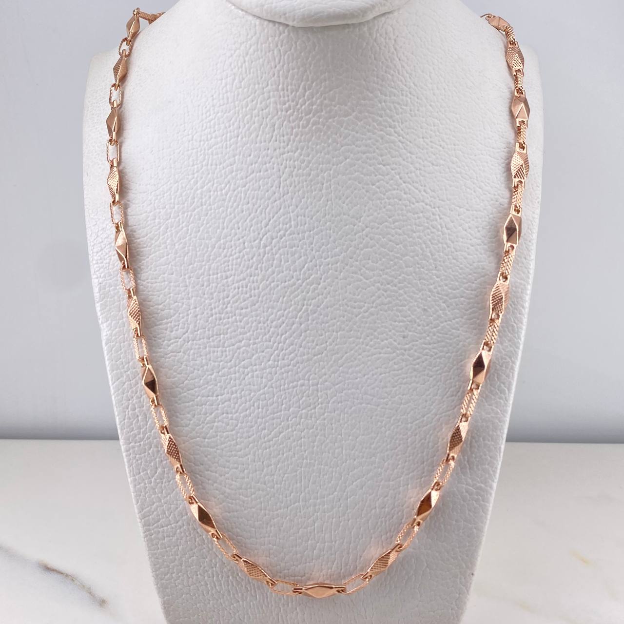 Cadena Rustica Piramide 11.55gr / 60.5cm / 4.7mm Punteada Oro Rosa 18K $