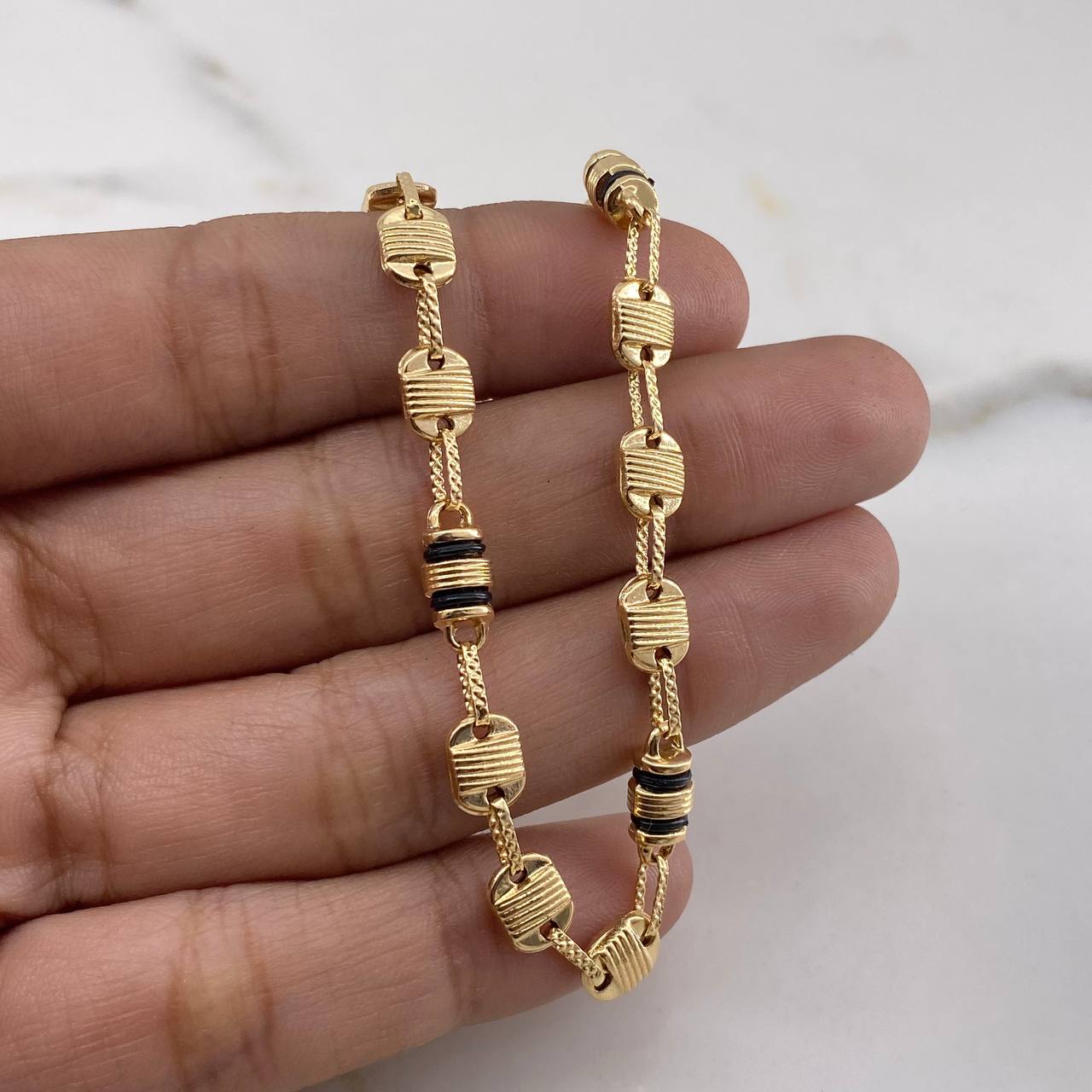 Cadena Rustica Canotillo 13.5gr / 61.5cm / 5.6mm Barril Cauchos Negros Oro Amarillo 18K $
