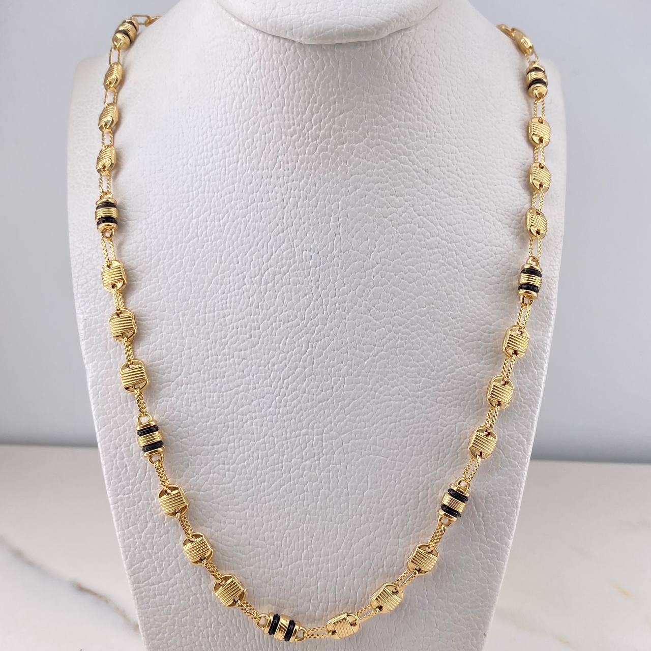 Cadena Rustica Canotillo 13.5gr / 61.5cm / 5.6mm Barril Cauchos Negros Oro Amarillo 18K $
