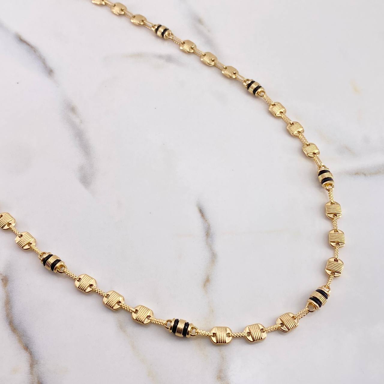 Cadena Rustica Canotillo 13.5gr / 61.5cm / 5.6mm Barril Cauchos Negros Oro Amarillo 18K $