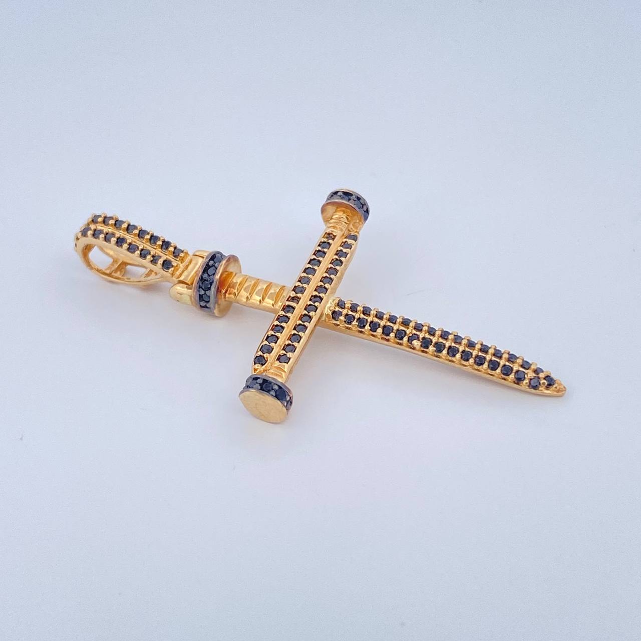 Dije Cruz Clavo 4.15gr / 4.7cm / Dos Oros Negro Amarillo 18K $