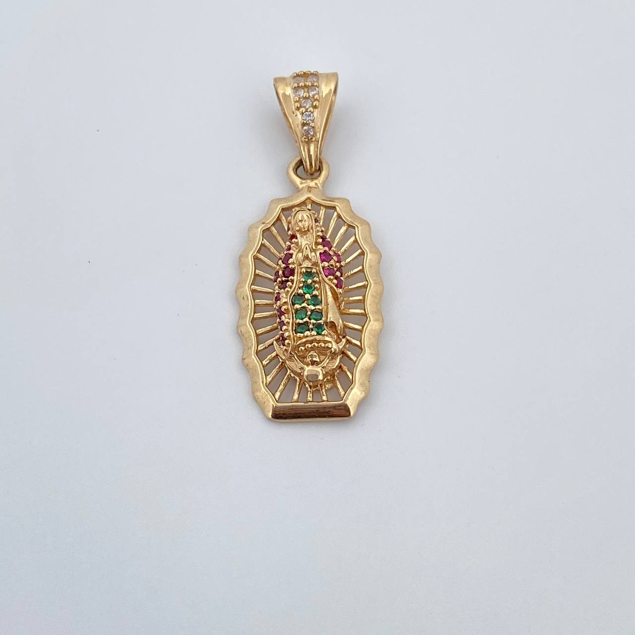 Dije Virgen de Guadalupe 3.05gr / 3.1cm / Circones Blancos Verdes Fucsias Oro Amarillo 18K $