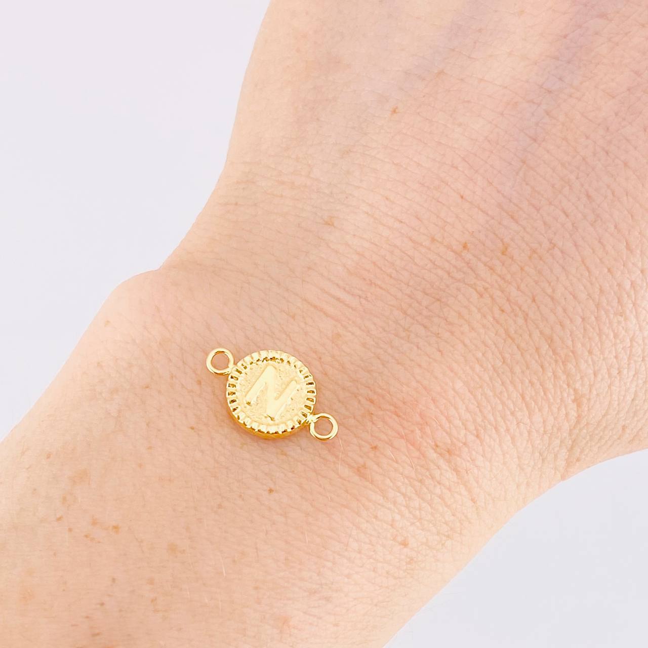 Herraje Letra N Marco Bordeado 0.55g / 1.7cm Oro Amarillo 18K