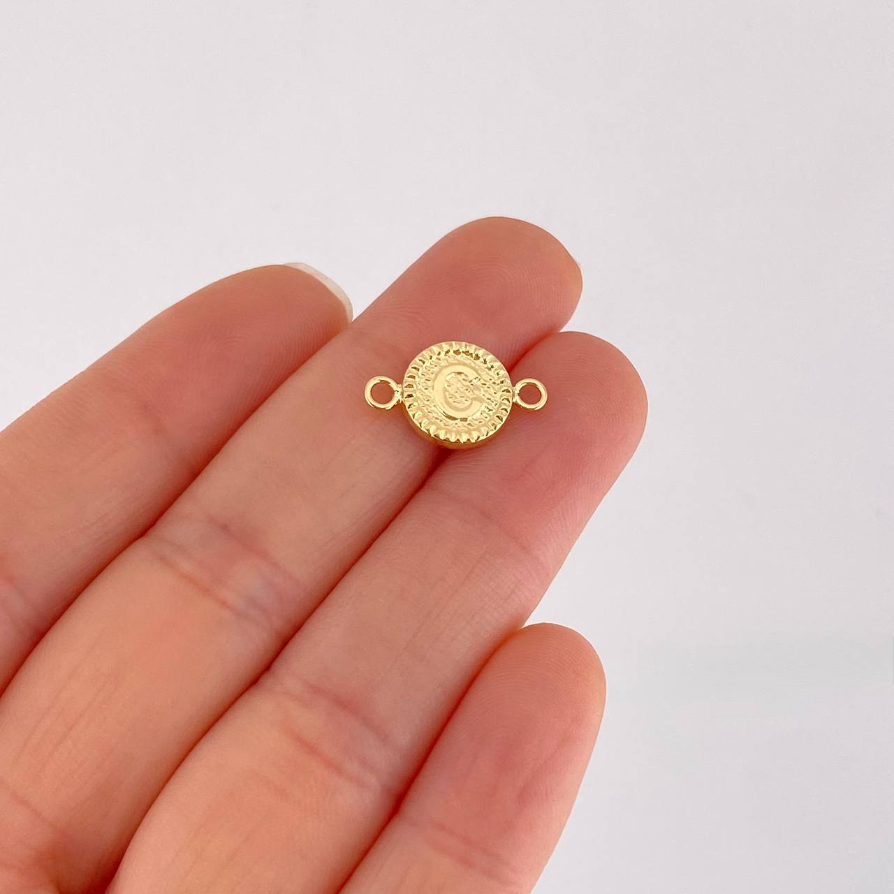 Herraje Letra C Marco Bordeado 0.55g / 1.7cm Oro Amarillo 18K
