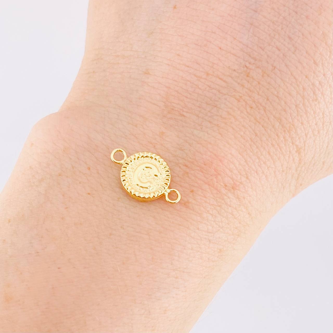 Herraje Letra C Marco Bordeado 0.55g / 1.7cm Oro Amarillo 18K