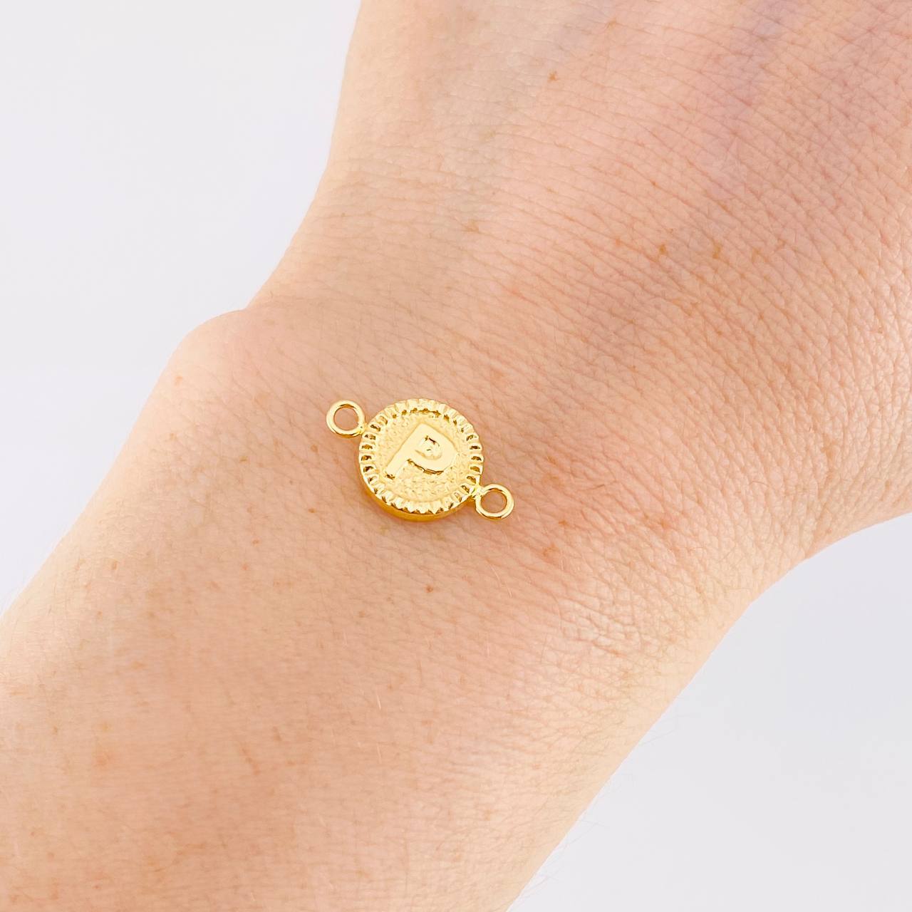 Herraje Letra P Marco Bordeado 0.55g / 1.7cm Oro Amarillo 18K
