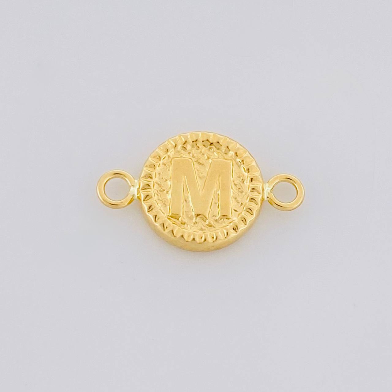 Herraje Letra M Marco Bordeado 0.6g / 1.7cm Oro Amarillo 18K