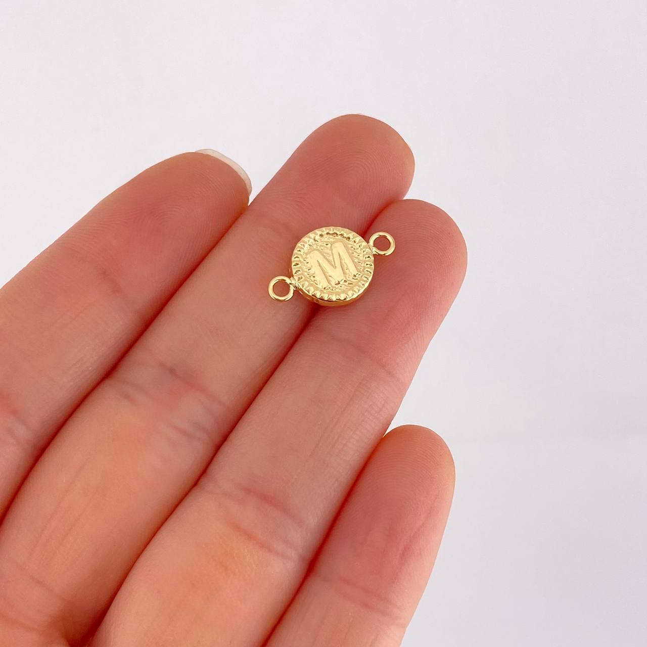 Herraje Letra M Marco Bordeado 0.55g / 1.7cm Oro Amarillo 18K