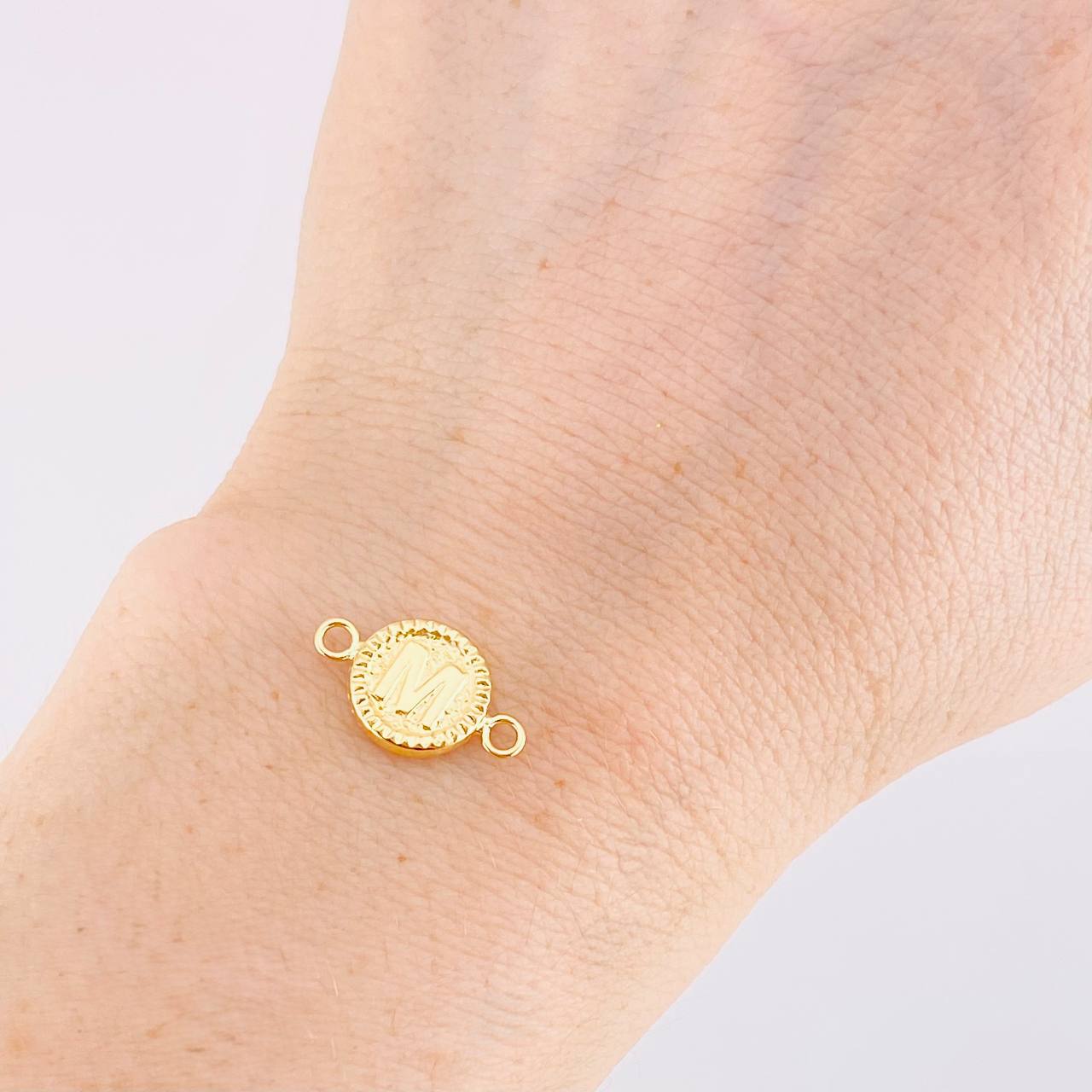 Herraje Letra M Marco Bordeado 0.4g / 1.5cm Oro Amarillo 18K