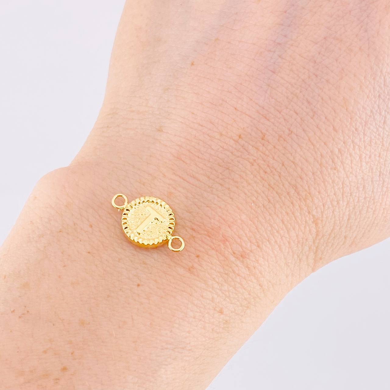 Herraje Letra T Marco Bordeado 0.4g / 1.5cm Oro Amarillo 18K