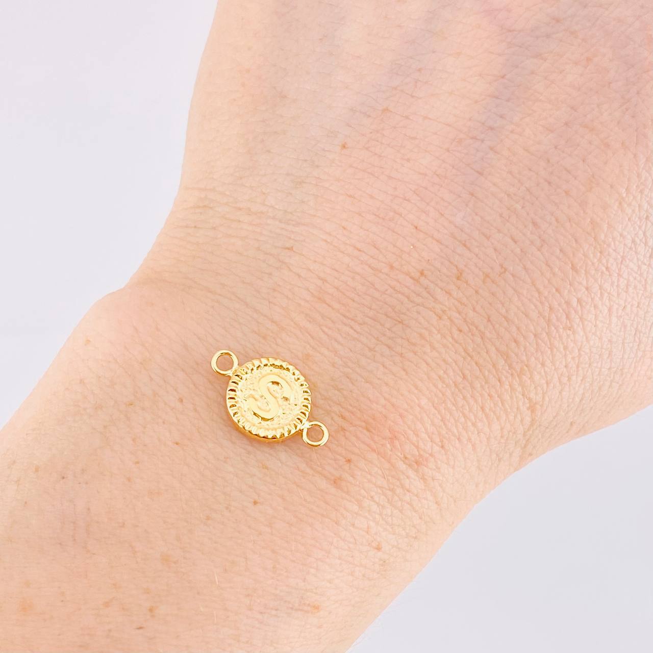 Herraje Letra S Marco Bordeado 0.4g / 1.5cm Oro Amarillo 18K