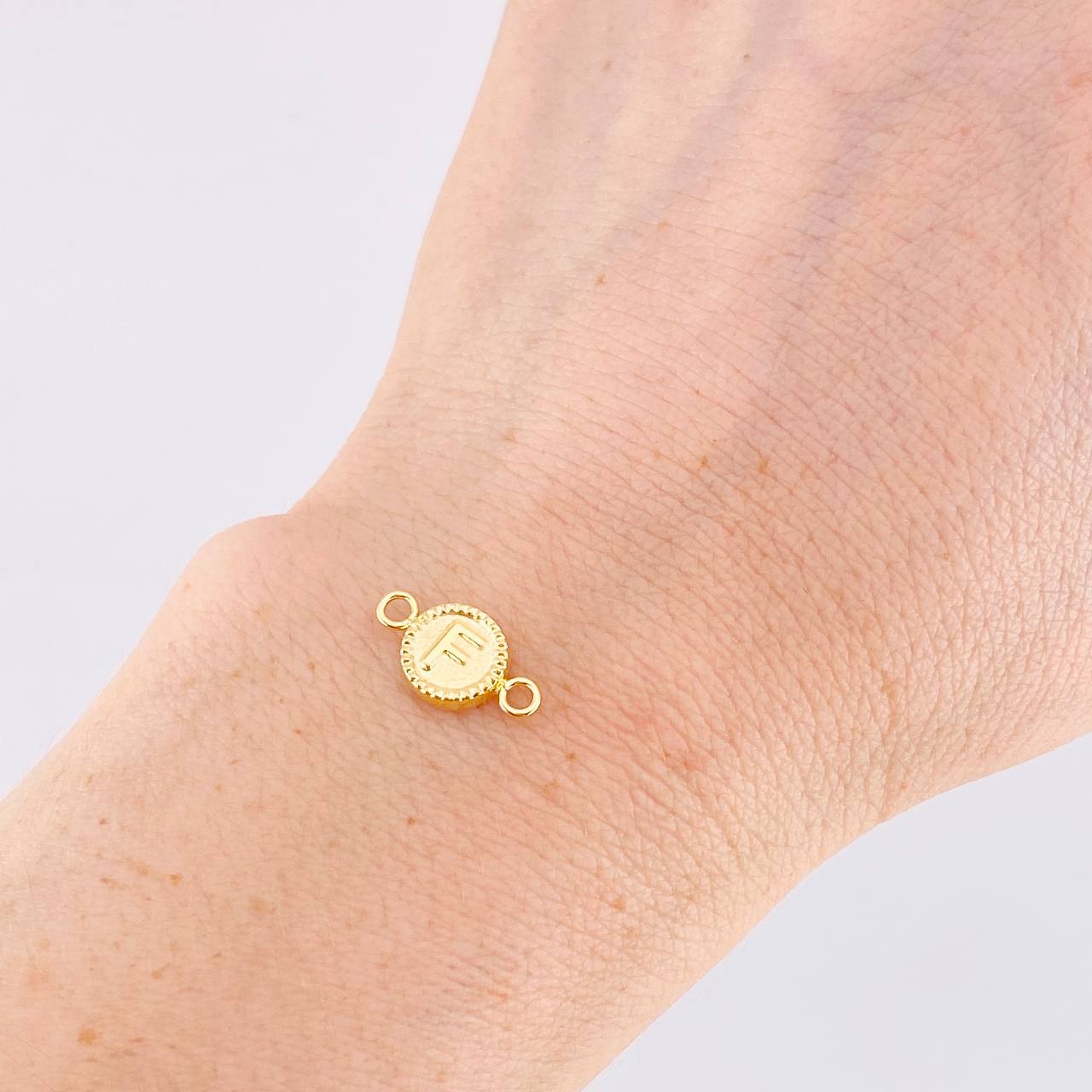 Herraje Letra F Marco Bordeado 0.45g / 1.5cm Oro Amarillo 18K