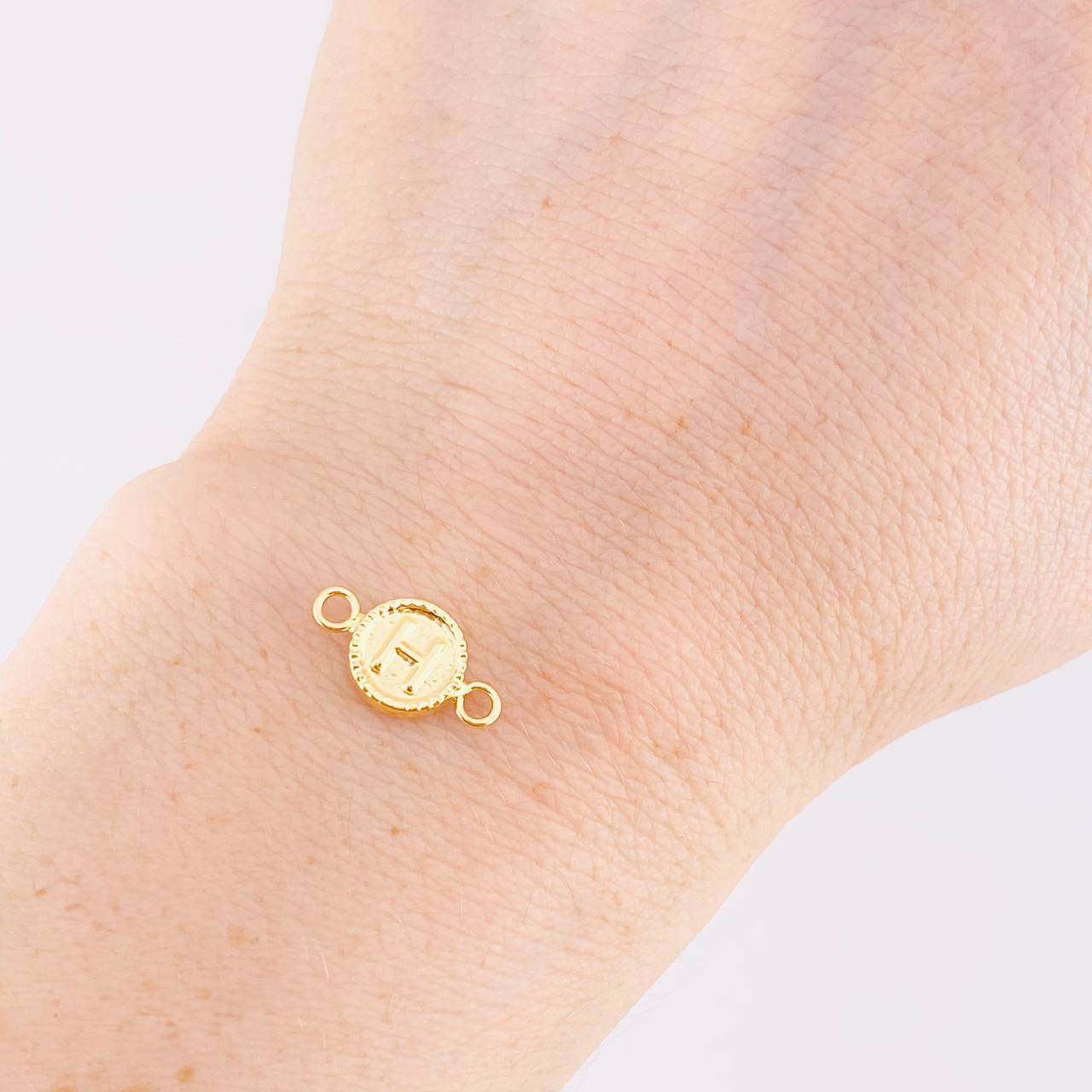 Herraje Letra H Marco Bordeado 0.45g / 1.5cm Oro Amarillo 18K