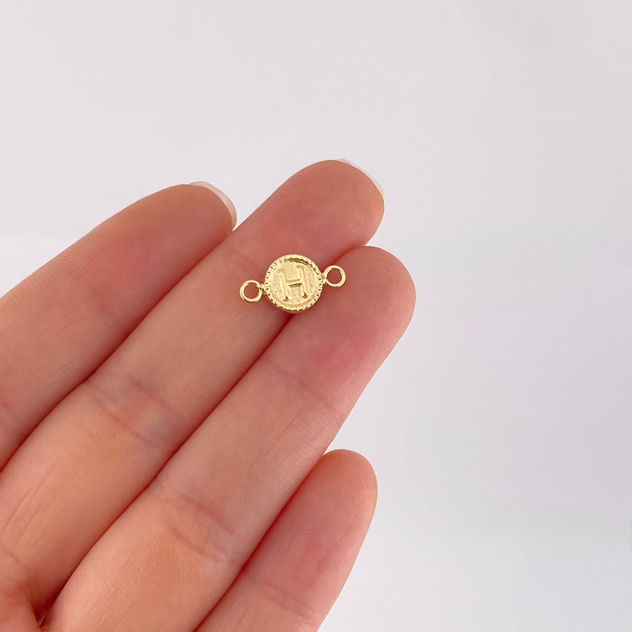 Herraje Letra H Marco Bordeado 0.4g / 1.5cm Oro Amarillo 18K