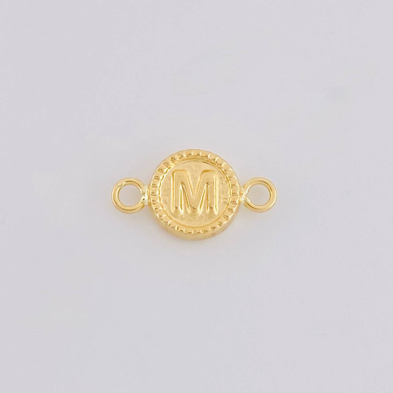 Herraje Letra M Marco Bordeado 0.4g / 1.5cm Oro Amarillo 18K