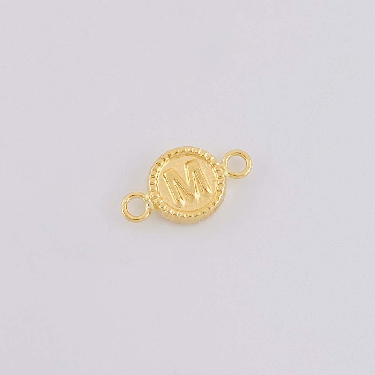 Herraje Letra M Marco Bordeado 0.4g / 1.5cm Oro Amarillo 18K