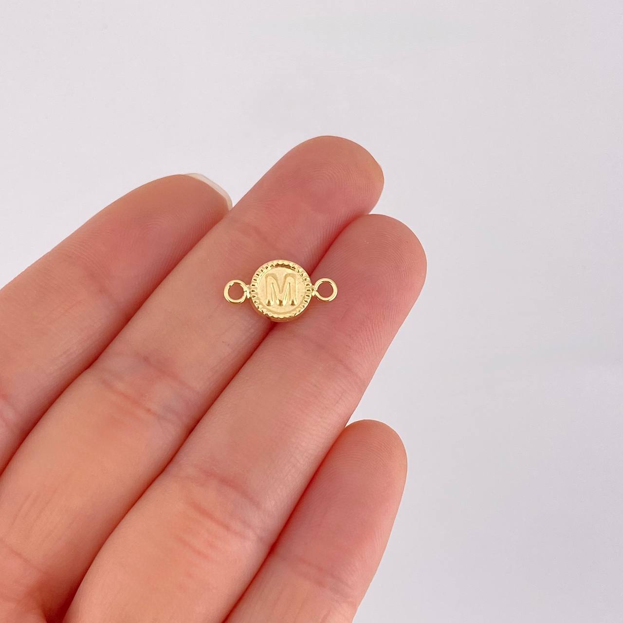 Herraje Letra M Marco Bordeado 0.4g / 1.5cm Oro Amarillo 18K