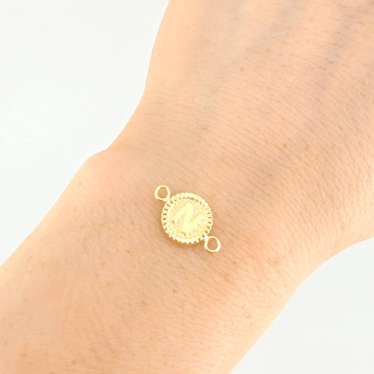 Herraje Letra N Marco Bordeado 0.45g / 1.5cm Oro Amarillo 18K