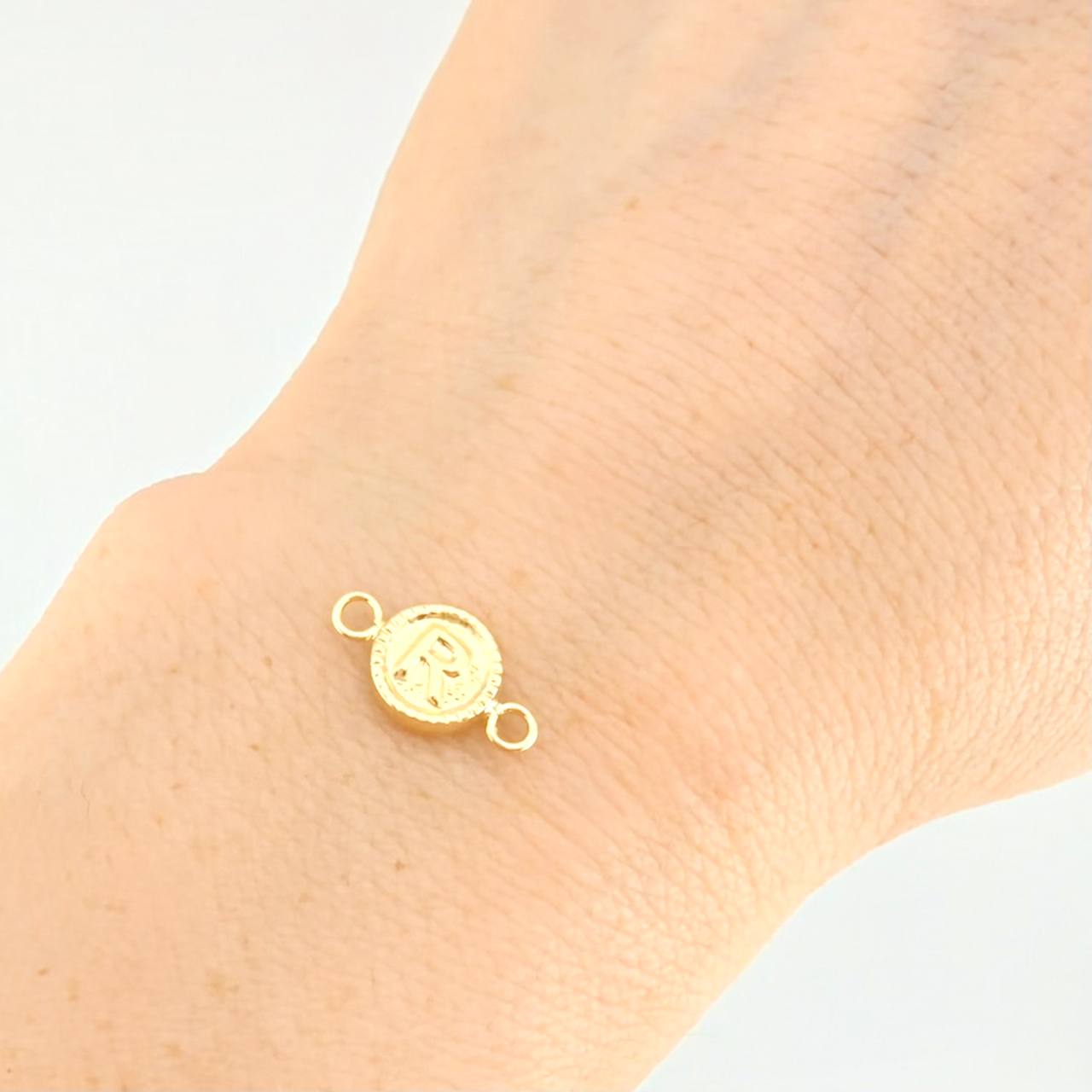 Herraje Letra R Marco Bordeado 0.4g / 1.5cm Oro Amarillo 18K