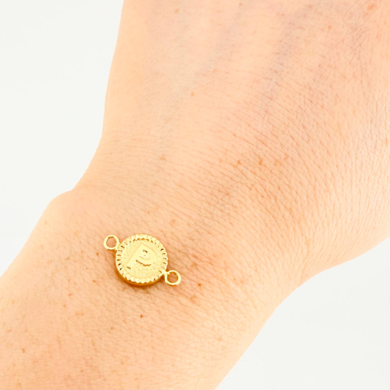 Herraje Letra P Marco Bordeado 0.4g / 1.5cm Oro Amarillo 18K