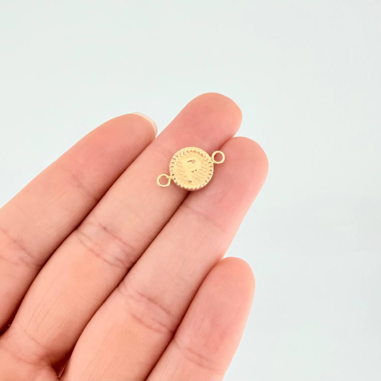 Herraje Letra P Marco Bordeado 0.4g / 1.5cm Oro Amarillo 18K