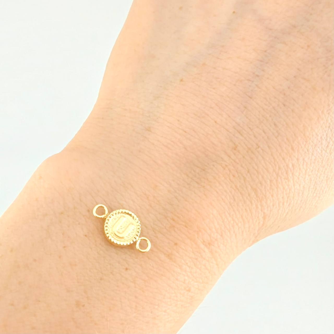 Herraje Letra u Marco Bordeado 0.45g / 1.5cm Oro Amarillo 18K
