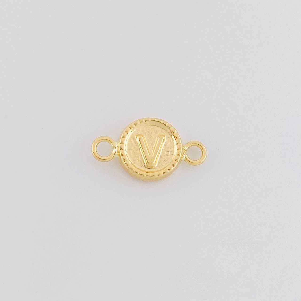 Herraje Letra V Marco Bordeado 0.4g / 1.5cm Oro Amarillo 18K
