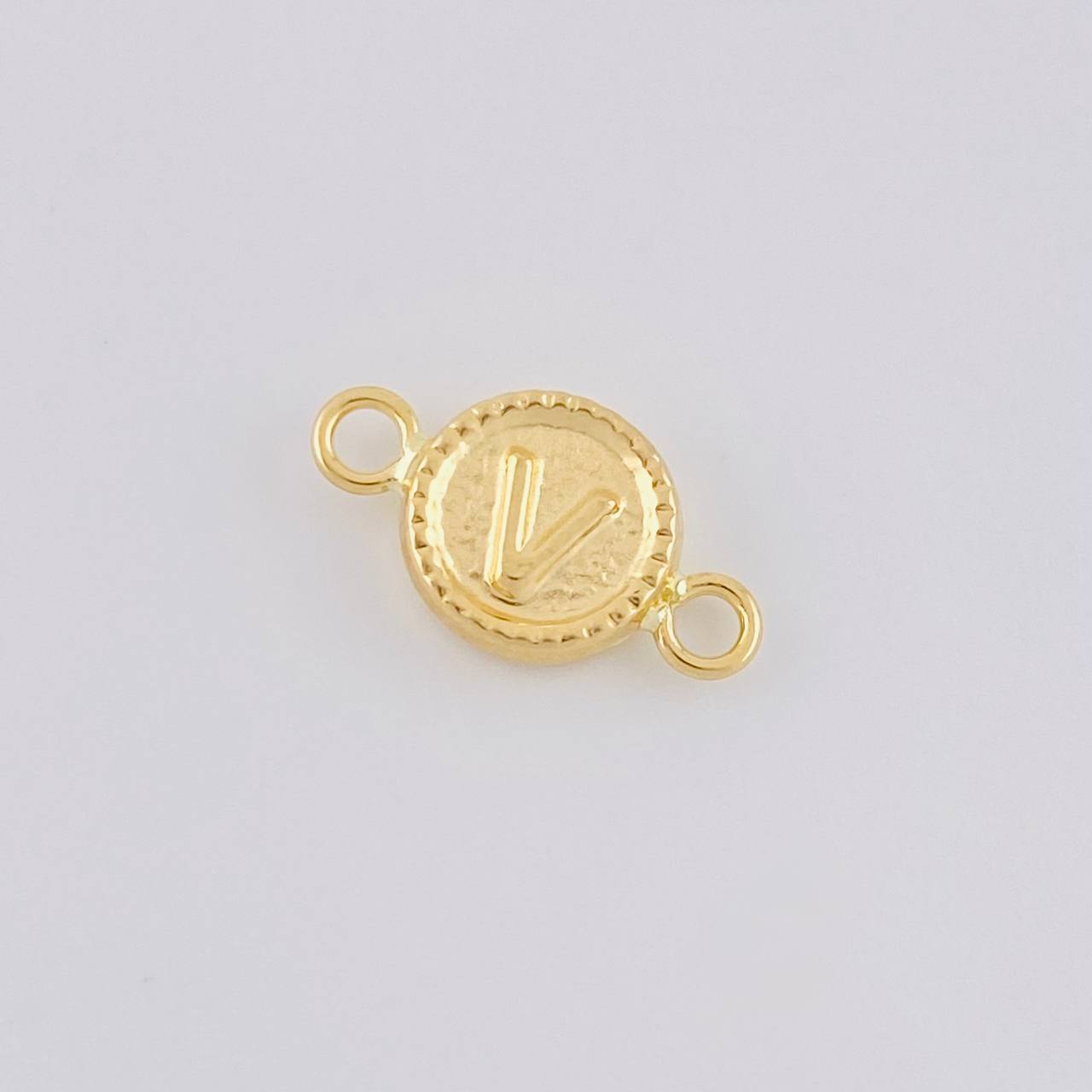 Herraje Letra V Marco Bordeado 0.4g / 1.5cm Oro Amarillo 18K