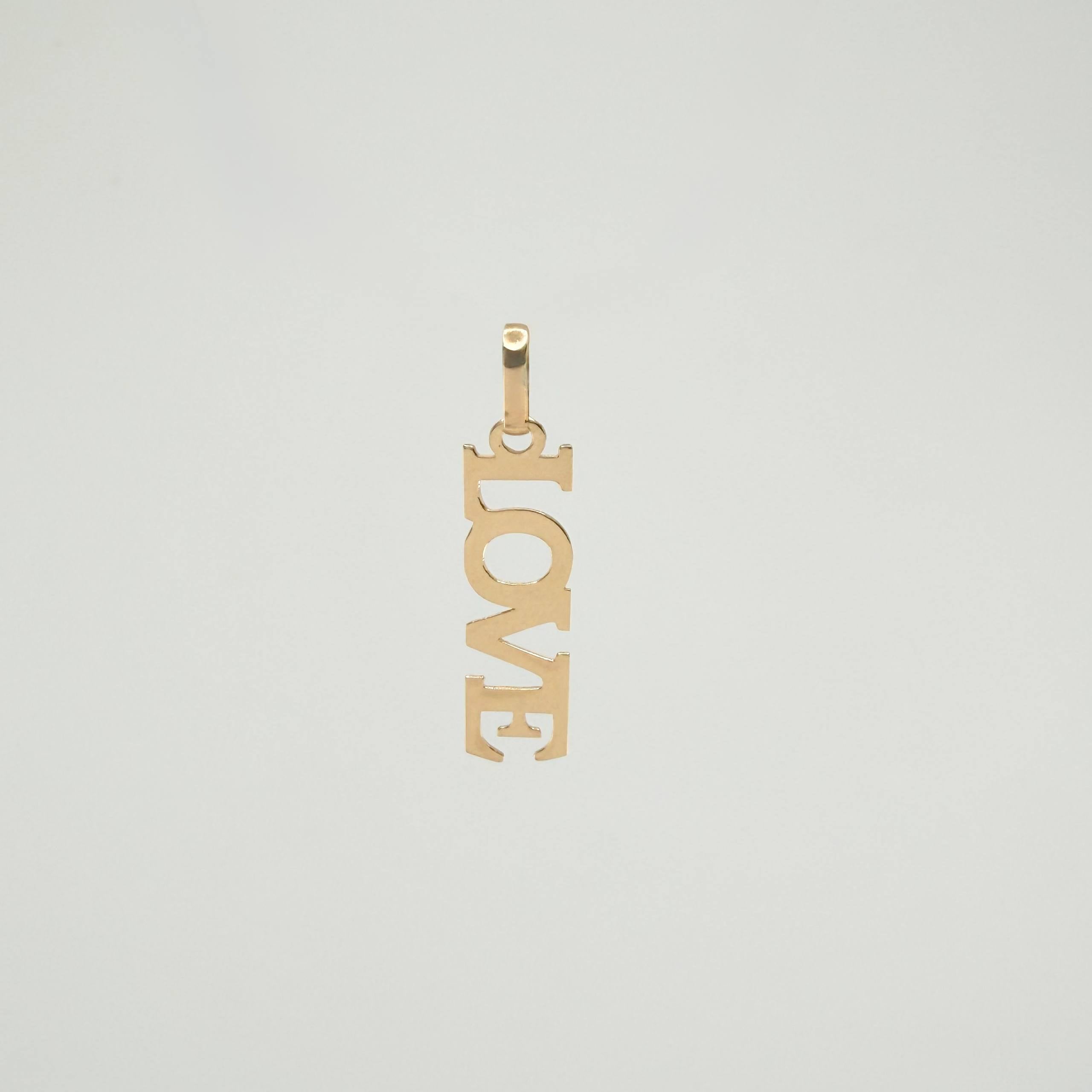 Dije Love 0.45gr / 2.5cm / Oro Amarillo 18K ©