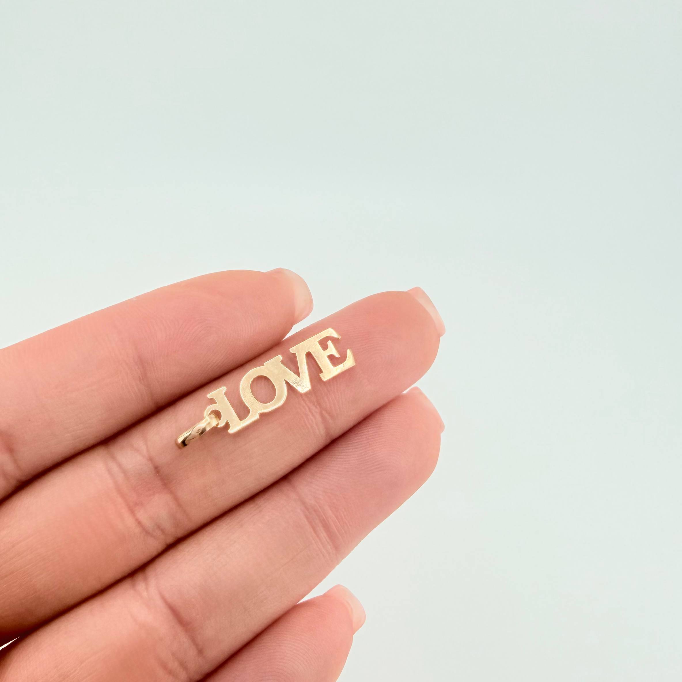 Dije Love 0.45gr / 2.5cm / Oro Amarillo 18K ©
