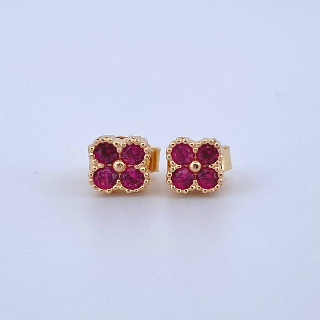 Topos Flor Borde Texturizado 1.25gr / 5.2mm Circones Fucsia Broche Mariposa Oro Amarillo 18K *