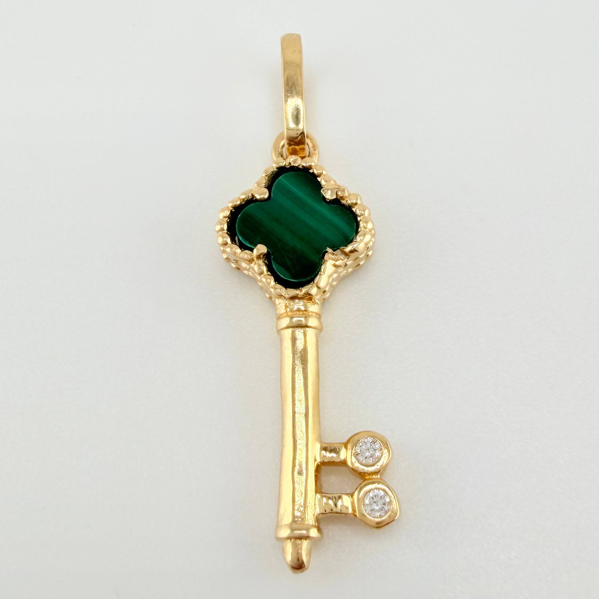 Dije Llave Trebol 1.55gr / 2.9cm / Oro Amarillo Nac.Esp. 18K *